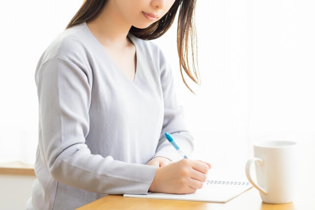 考える就活生